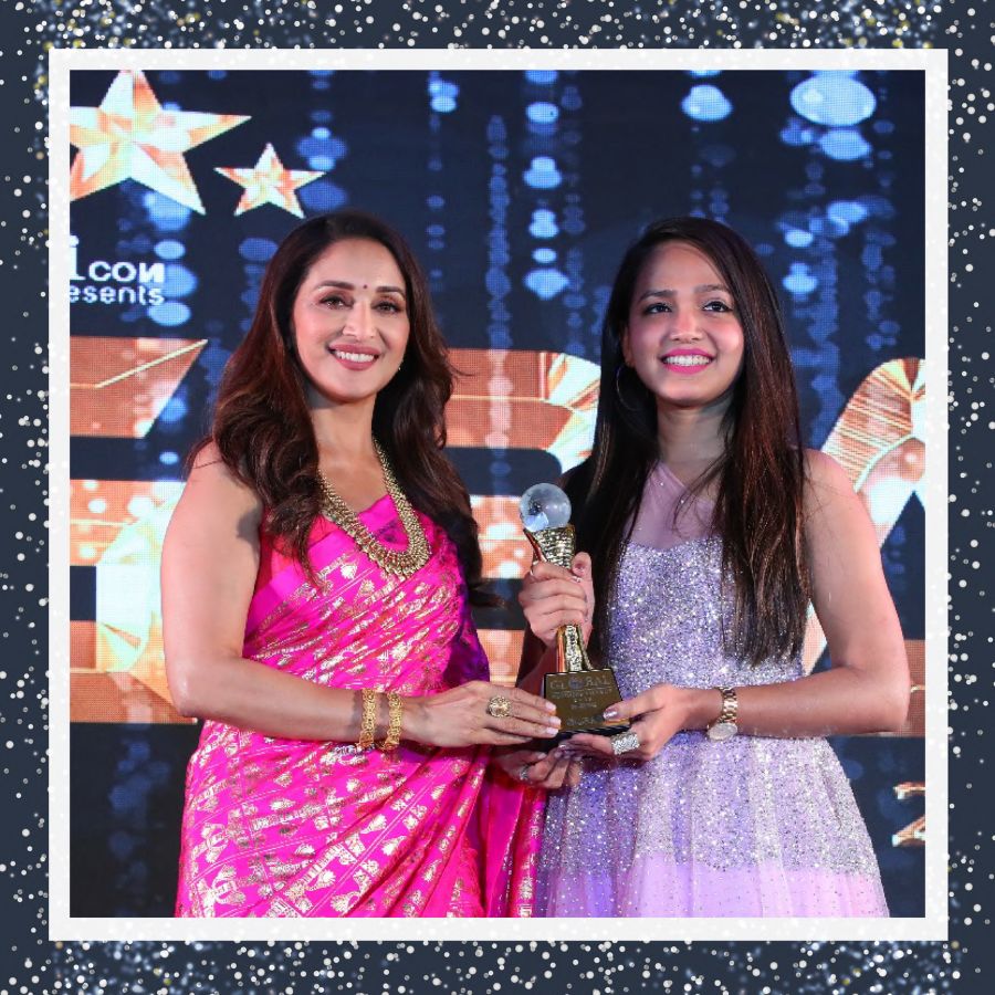 Reetu Jain receiving the Best Wedding Planner in Mumbai award at the Global Business Awards 2019